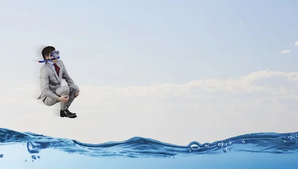 Plongée dans l'eau homme d'affaires — Photo