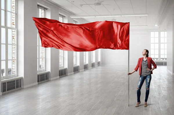 Mulher segurando bandeira vermelha — Fotografia de Stock