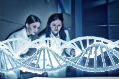 Laboratuvarda iki bilim adamı