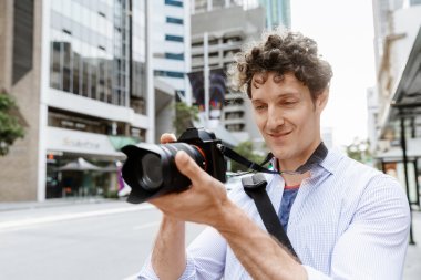 Erkek fotoğrafçı alarak resim