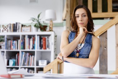 Yaratıcı ofiste duran genç kadın