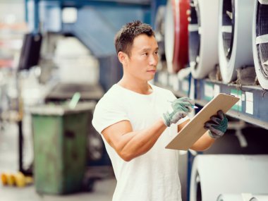 Asya işçi fabrikada üretim tesisi