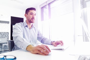 Çekici ofis çalışanı masada oturuyor.