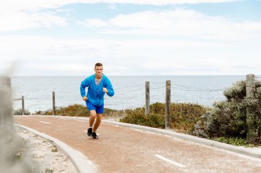 sağlıklı çalışan adam