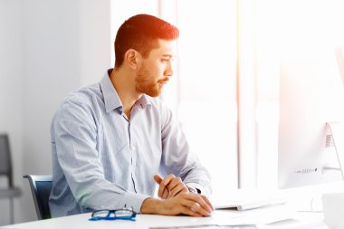 Çekici ofis çalışanı masada oturuyor.