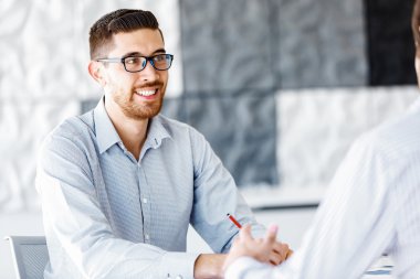 Masa başında oturan erkek ofis çalışanı