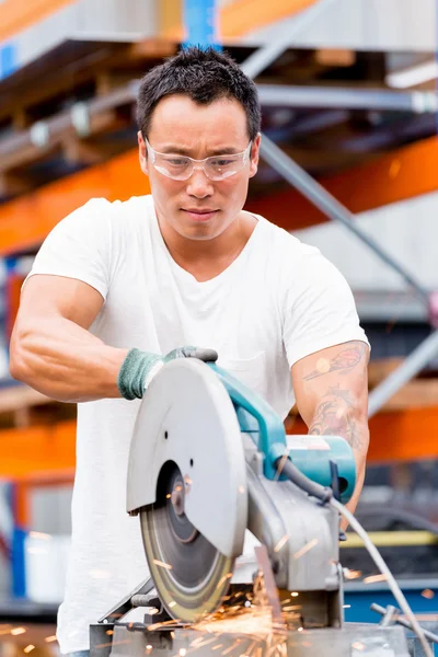 Asiatische Arbeiter in der Produktionsanlage auf dem Fabrikboden — Stockfoto