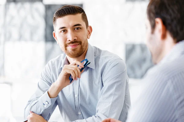 Les gens d'affaires dans le bureau moderne — Photo