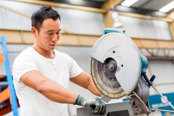 Travailleur asiatique dans l'usine de production sur le plancher de l'usine — Photo