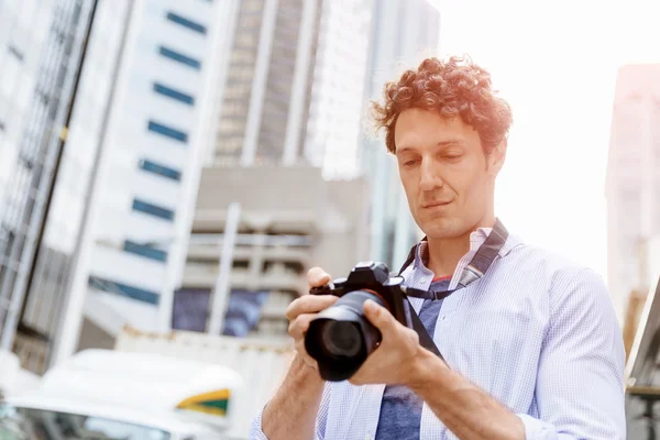 Male photographer taking picture — Stock Photo, Image