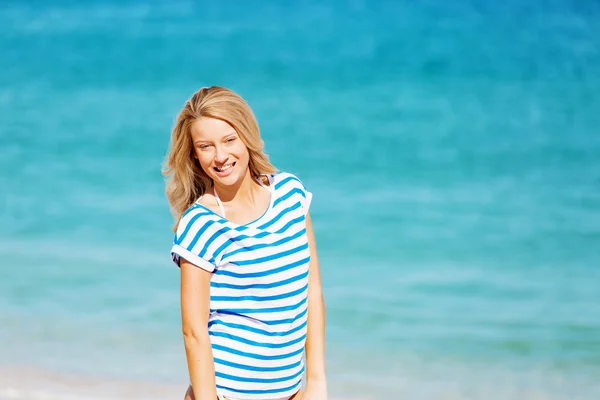 Young woman relaxing on the beach — Stock Photo, Image