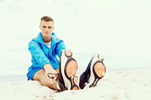 Man opleiding op strand buiten — Stockfoto