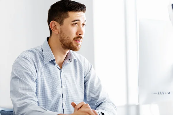 Trabalhador masculino no escritório sentado na mesa — Fotografia de Stock