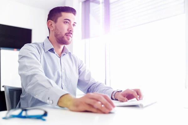 Trabalhador atraente escritório sentado na mesa — Fotografia de Stock