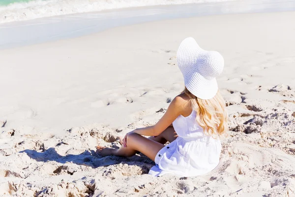 Jovem mulher relaxante na praia — Fotografia de Stock