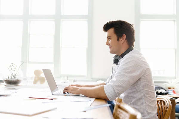 Young businessman in office — Stock Photo, Image