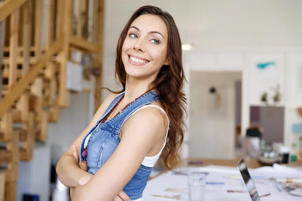 Giovane donna in piedi in ufficio creativo — Foto Stock