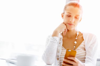 Çekici ofis çalışanı masada oturuyor.