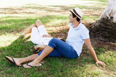 Parktaki genç çift.