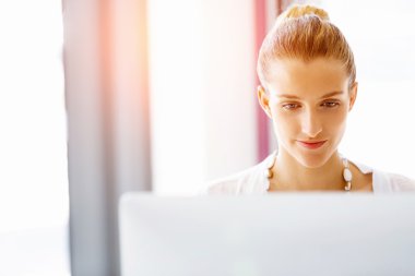 Çekici ofis çalışanı masada oturuyor.