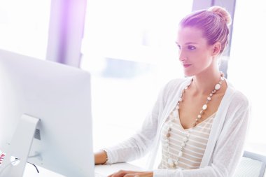 Çekici ofis çalışanı masada oturuyor.