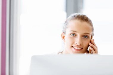 Çekici ofis çalışanı masada oturuyor.