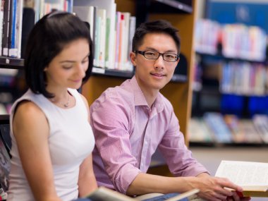 Kütüphanede iki genç öğrenciler