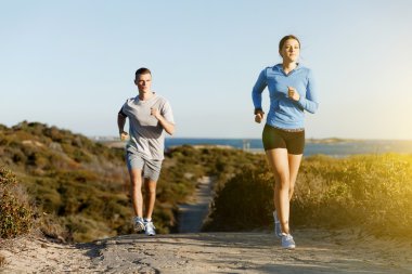 Onun ortak çalışma sahilde koşu spor atlet