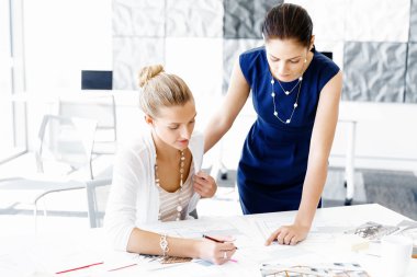 Ofiste iki bayan meslektaşım var.