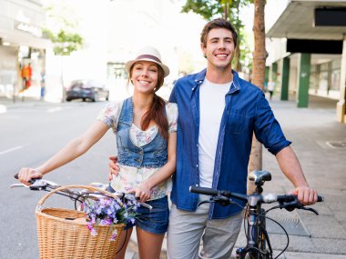 Şehir bisikleti ile mutlu çift