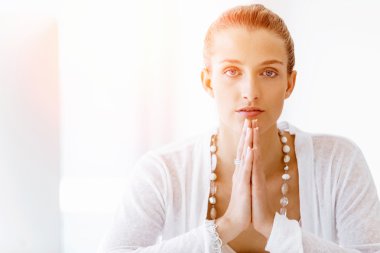 Çekici ofis çalışanı masada oturuyor.