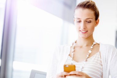 Çekici ofis çalışanı masada oturuyor.