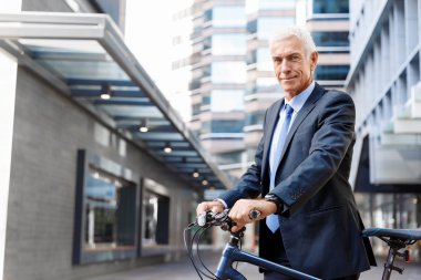 Başarılı bir iş adamı binicilik bisiklet