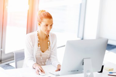 Çekici ofis çalışanı masada oturuyor.