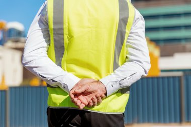 İnşaat alanında mühendis.