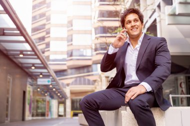 Açık havada kendinden emin bir iş adamının portresi.