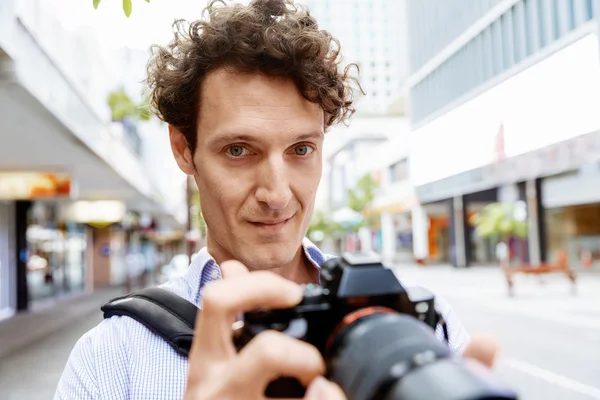 Fotógrafo masculino tomando fotos — Foto de Stock