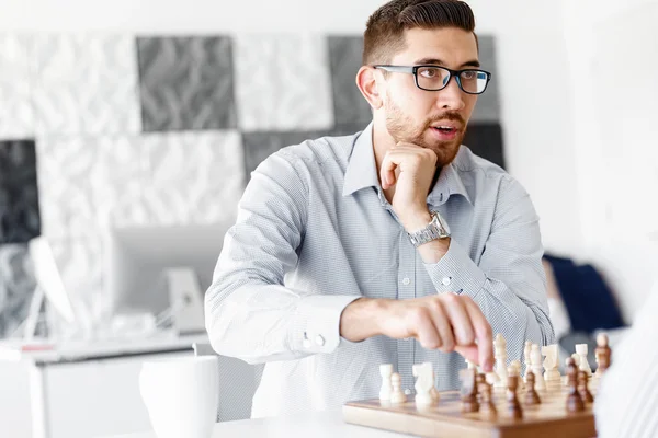 Portret van twee jonge man spelen schaak — Stockfoto