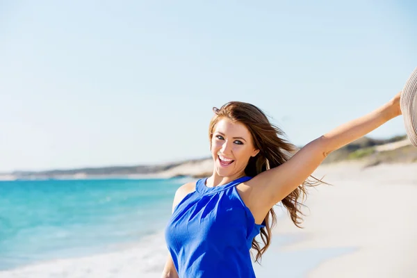 Mujer joven en la playa — Foto de Stock