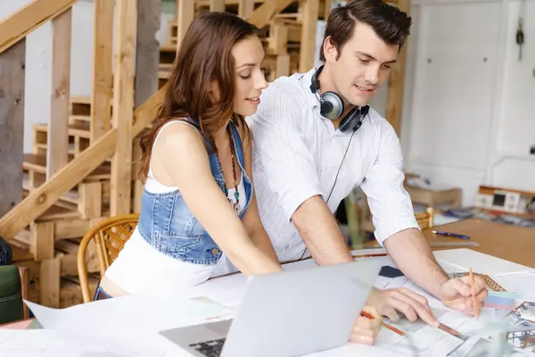 Start-up Team av två unga människor — Stockfoto