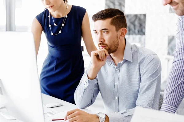 Affärsmän på modernt kontor — Stockfoto