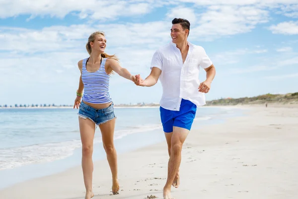 Romantische jonge paar op het strand — Stockfoto