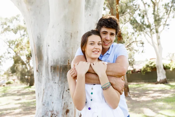 Jovem casal no parque — Fotografia de Stock