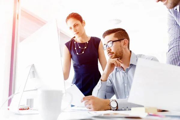 Aantrekkelijke kantoormedewerker aan het bureau — Stockfoto