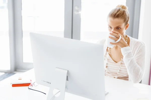 Trabalhador atraente escritório sentado na mesa — Fotografia de Stock