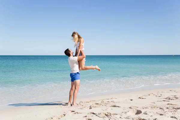 Щаслива пара стрибає на пляжних канікулах — стокове фото