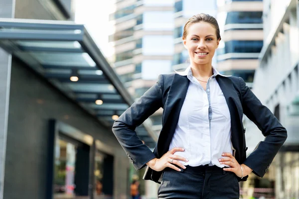 Portrait of business woman smiling outdoor — Stock Photo, Image