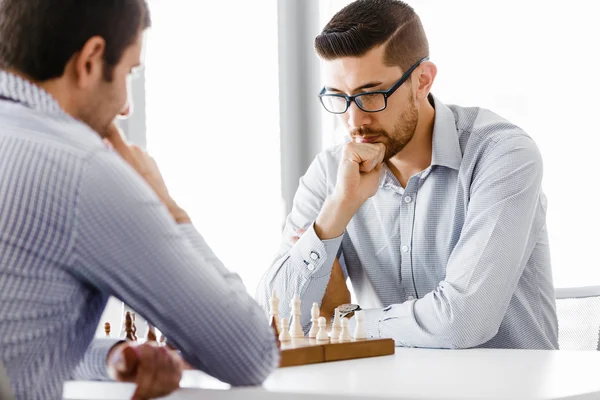 Portret van twee jonge man spelen schaak — Stockfoto