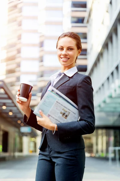 Portrait of business woman walking and smiling outdoor — Stock Photo, Image