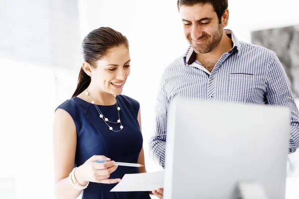 Affärsmän på modernt kontor — Stockfoto